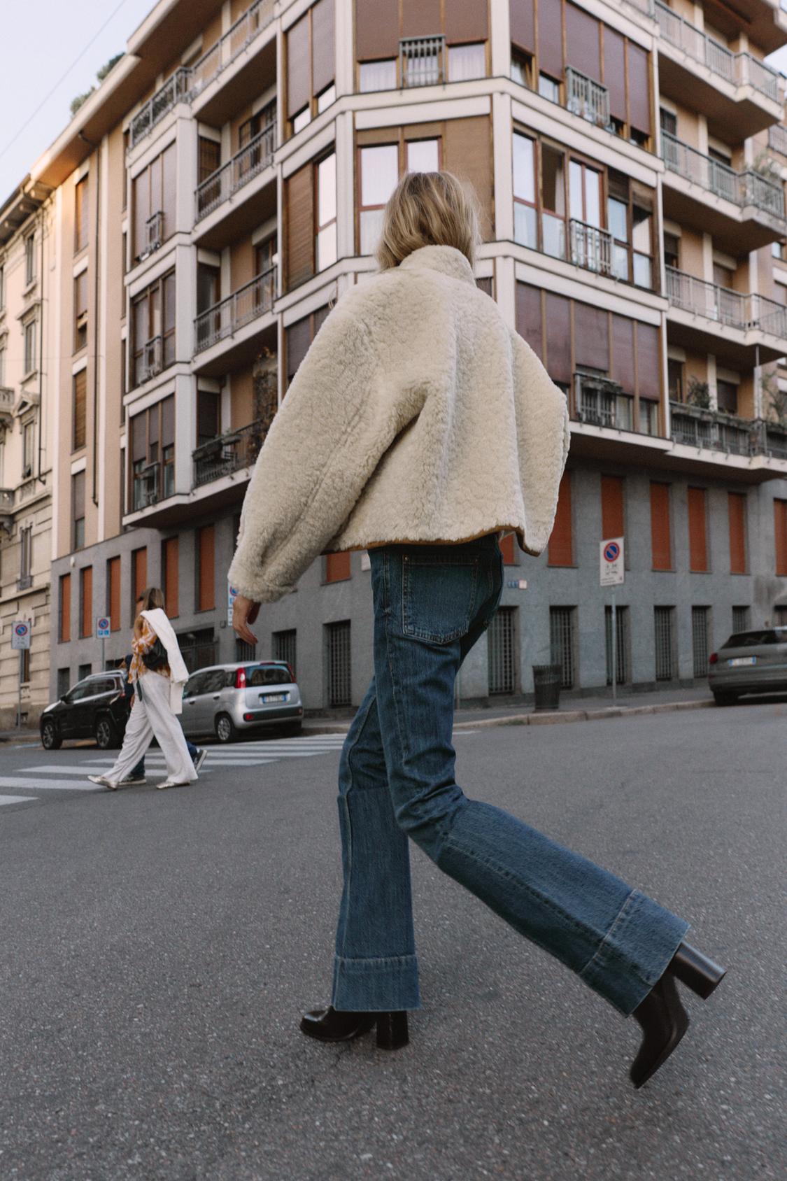 Marvella kurtka – widok z tyłu podczas spaceru