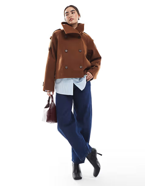 Modelka w brązowym płaszczu Veloura z przodu