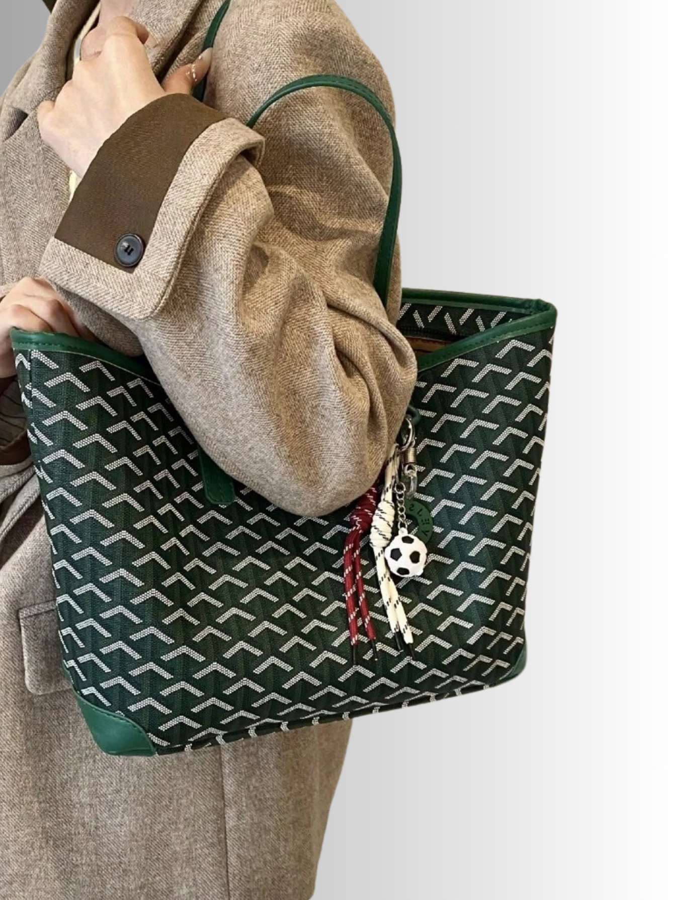 Kobieta trzymająca zieloną torebkę GeoLuxe na ramieniu