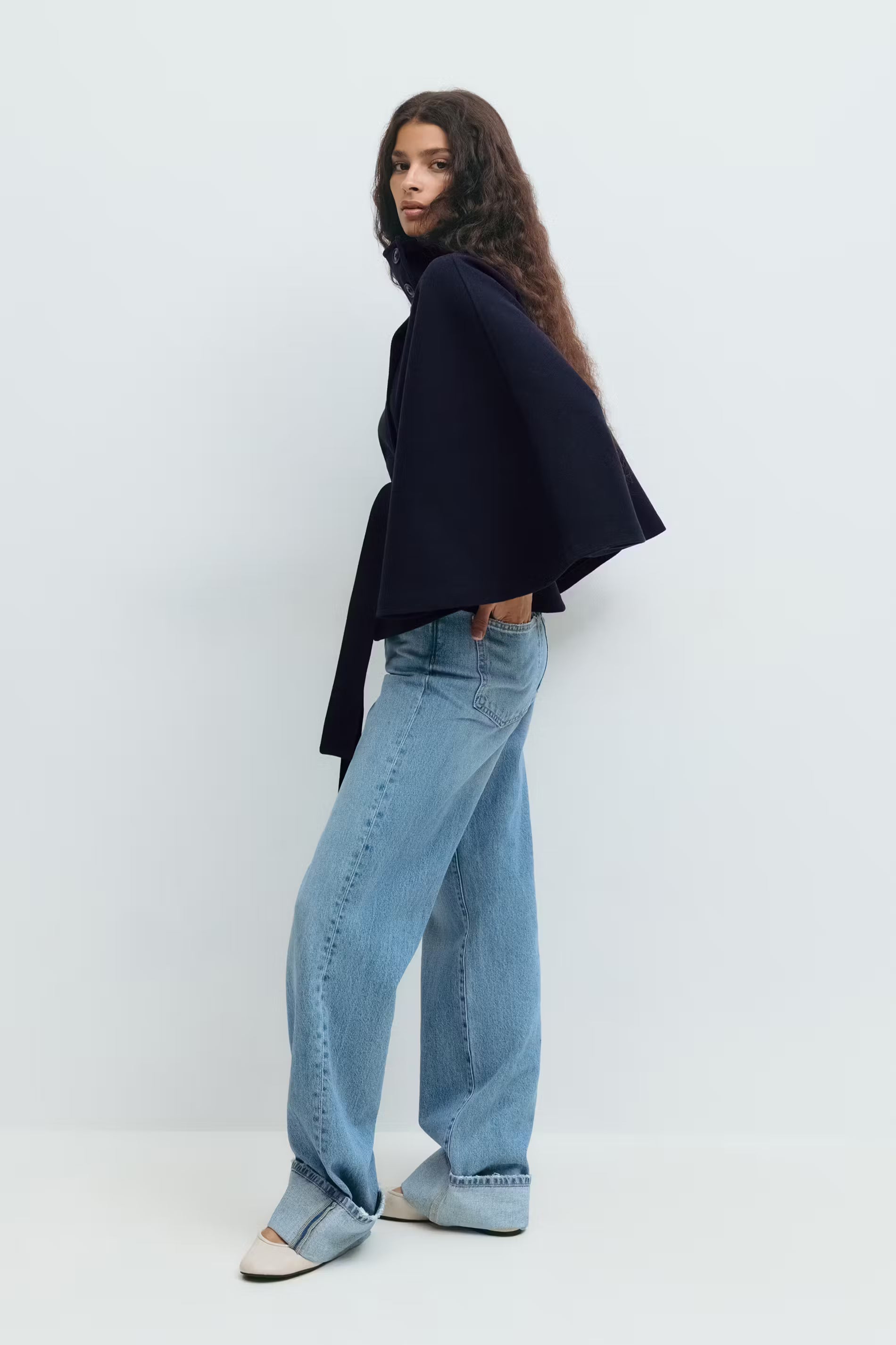 Płaszcz Loreza Cape w kolorze granatowym – zawieszony na wieszaku