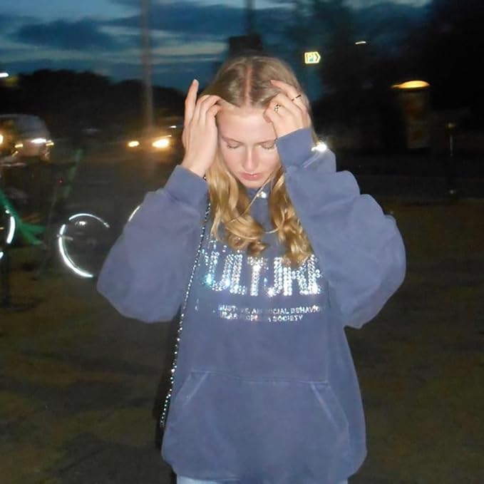 Modelka w bluzie Arvian For The Culture