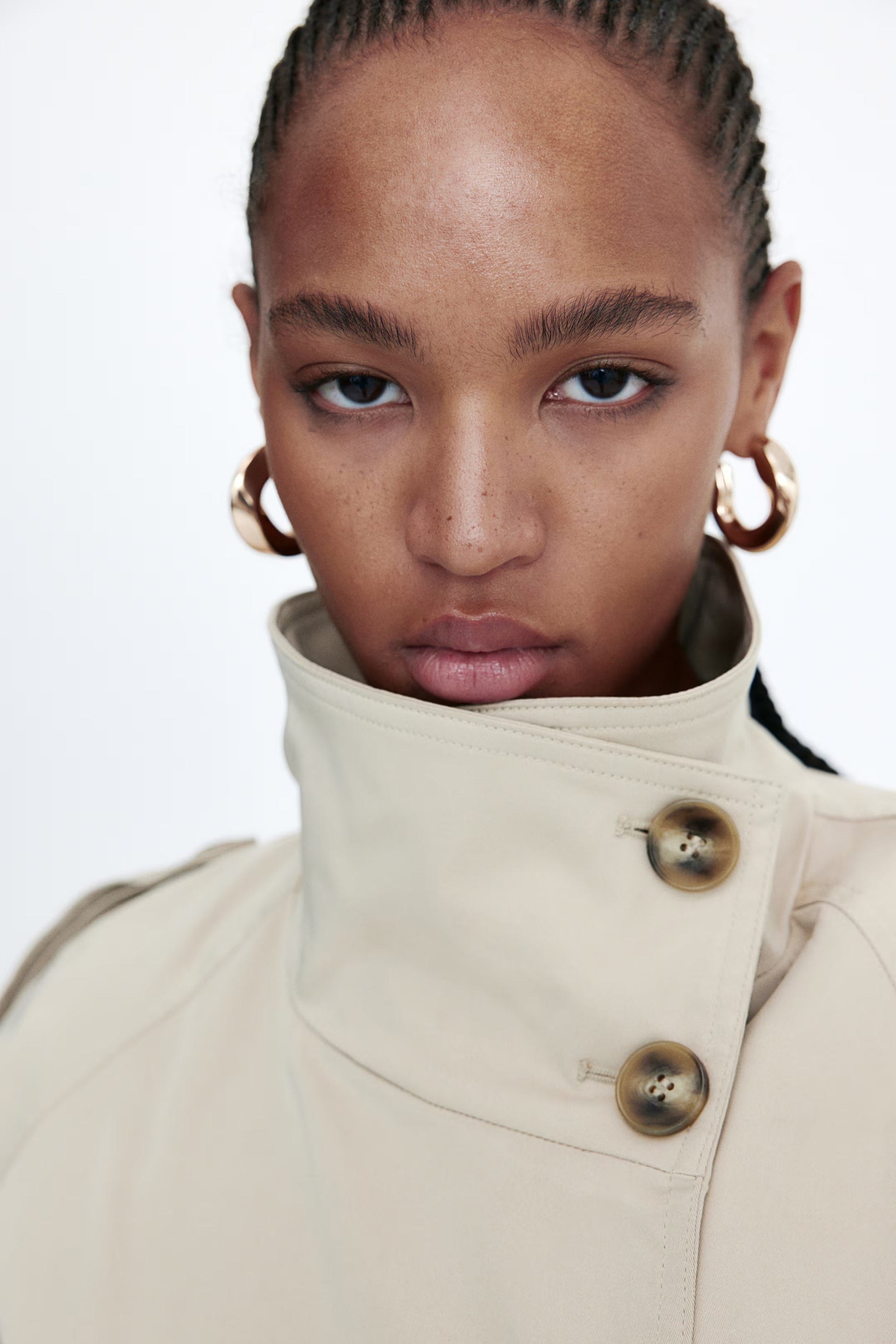 Maravine – detal kołnierza i guzików, kolor Beż / Beige – zbliżenie.
