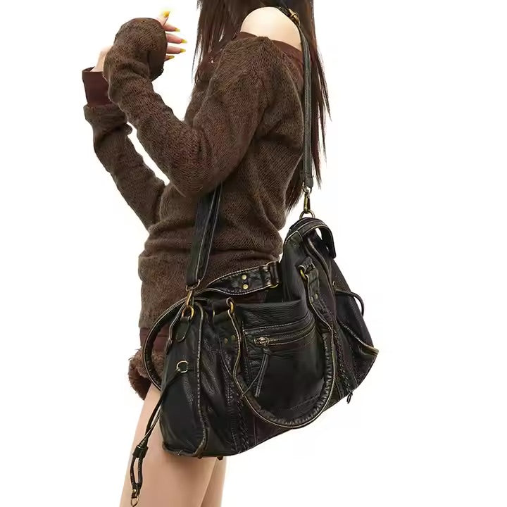 Modelka trzymająca torebkę Maverick w dłoni – styl casual