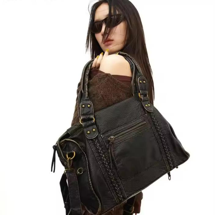 Modelka z torebką Maverick na ramieniu – styl streetwearowy