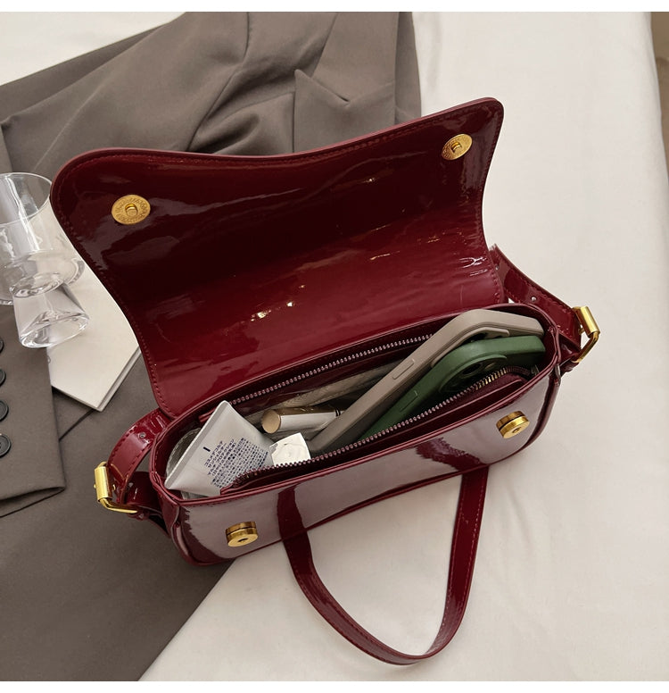 Scarlet Wave torebka – burgund / bordeaux – elegancki błyszczący look