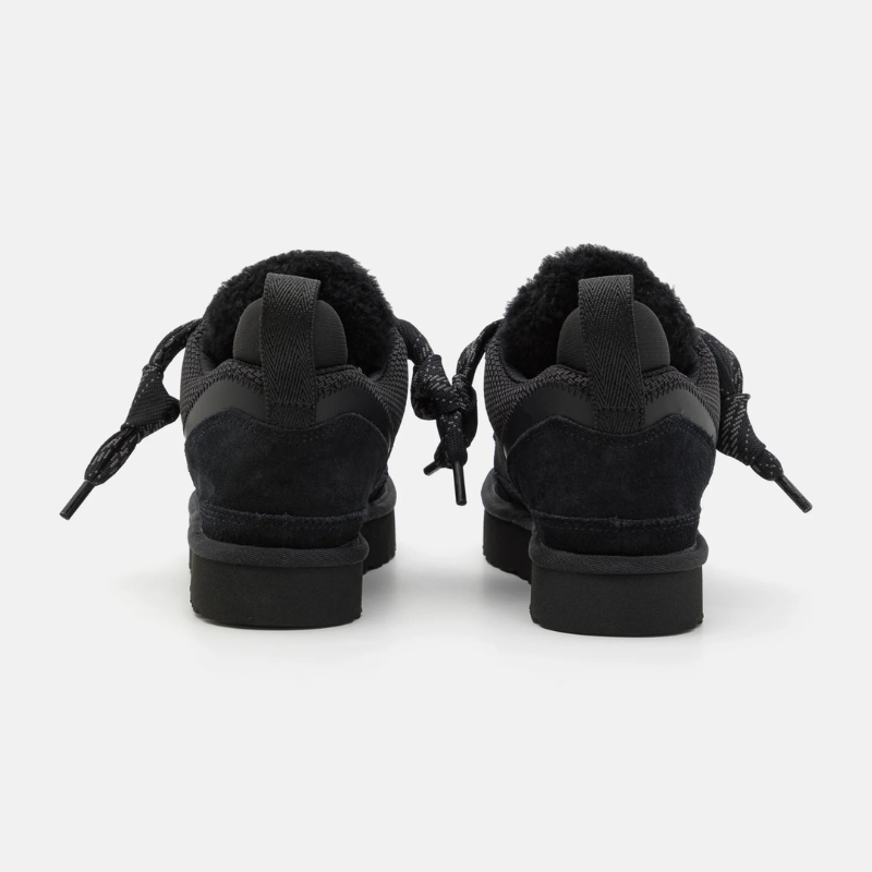 Tył czarnych sneakersów Lowelle – widok pary 