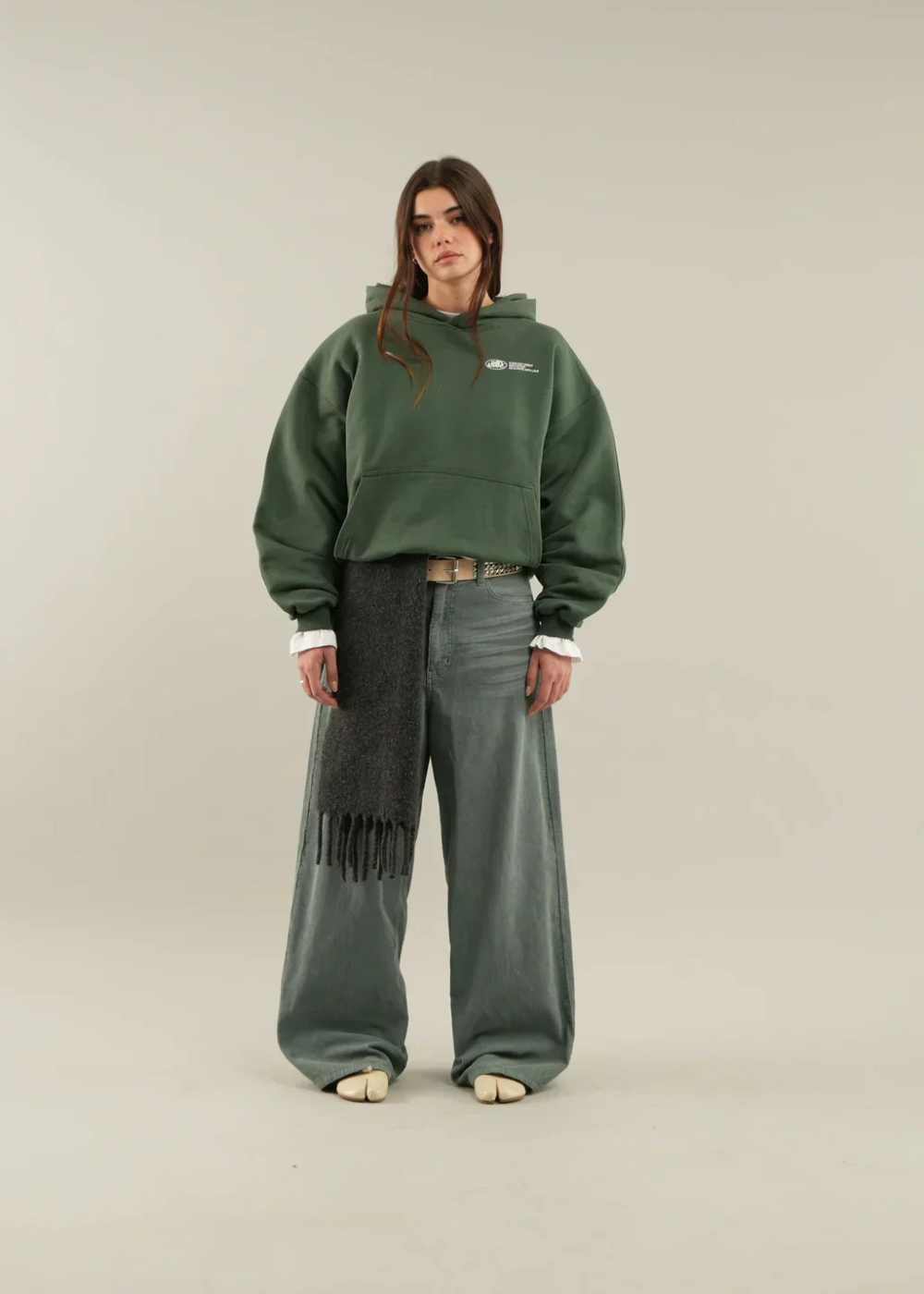 Modelka w zielonej bluzie Withlove