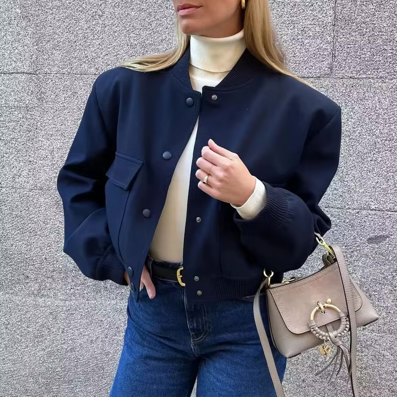 Kobieta w granatowej kurtce Emilia Bomber, styl casual