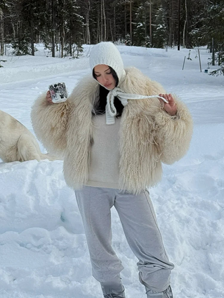 Ciepły płaszcz Averelle z futerkiem podczas spaceru w śniegu – luksusowy look 