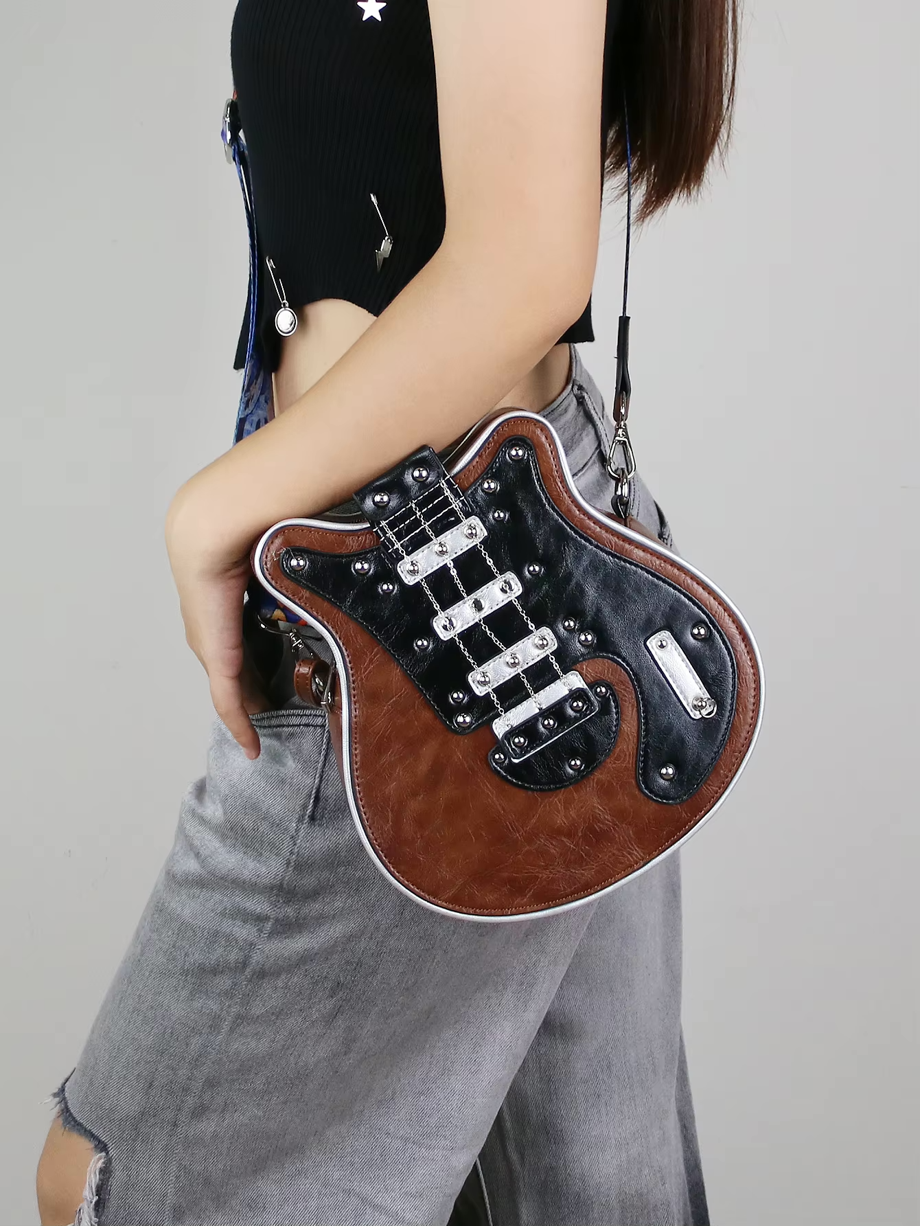 Torebka RebelMuse brązowa / bruin – gitara z paskiem w stylu komiksowym