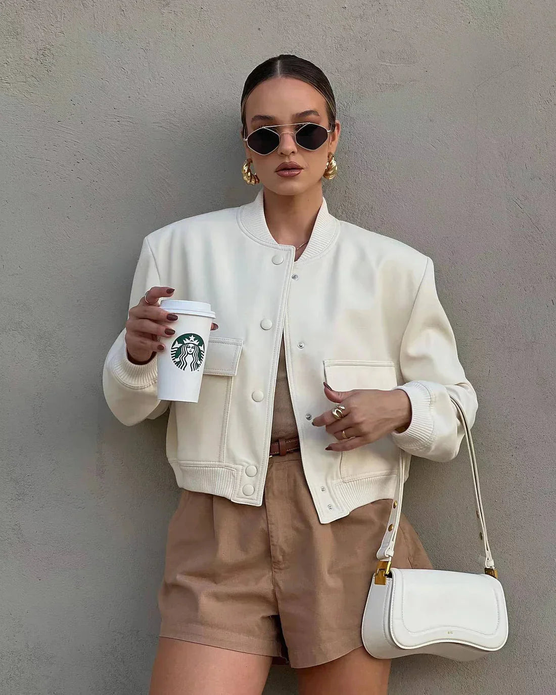 Kurtka Emilia Bomber w kolorze kremowym, stylizacja z szortami 