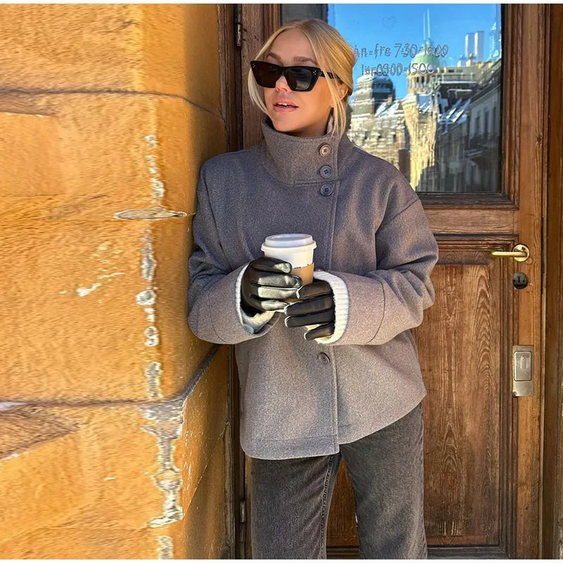 Norava płaszcz jesienny z guzikami – uśmiechnięta kobieta w taupe