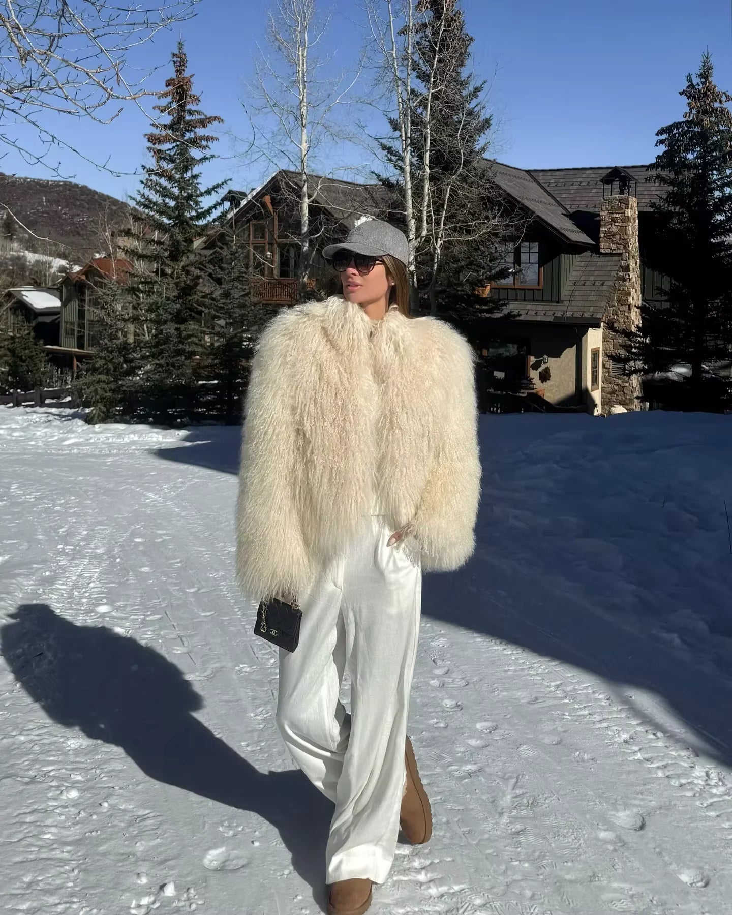 Beżowy płaszcz Averelle z puszystym futerkiem – luksusowy look w zimowej scenerii 